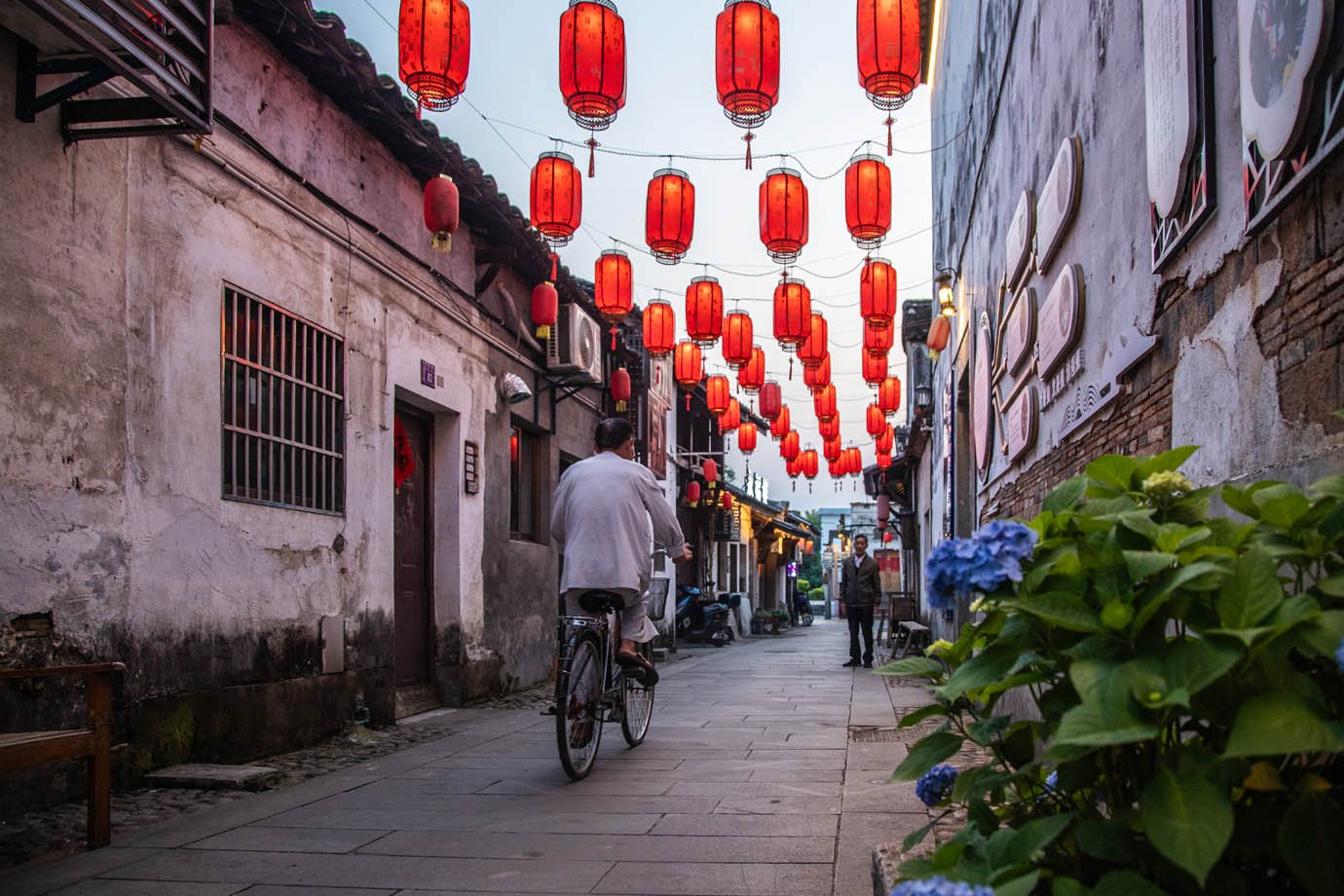 Ruas enfeitadas na cidade milenar de Youbu, em Lanxi