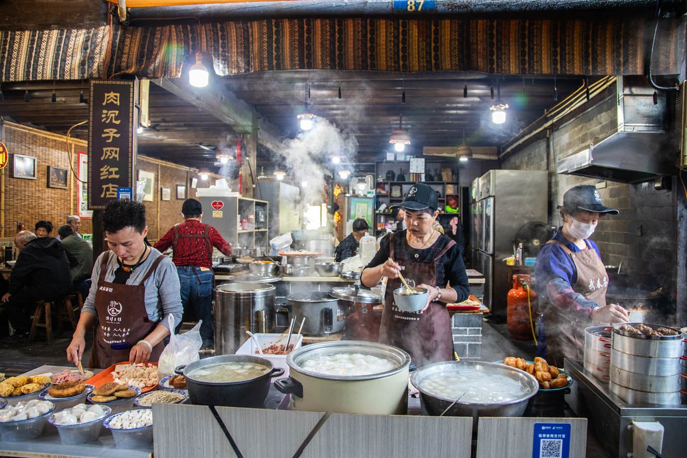 Café da manhã tradicional nas ruas da cidade milenar de Youbu, em Lanxi