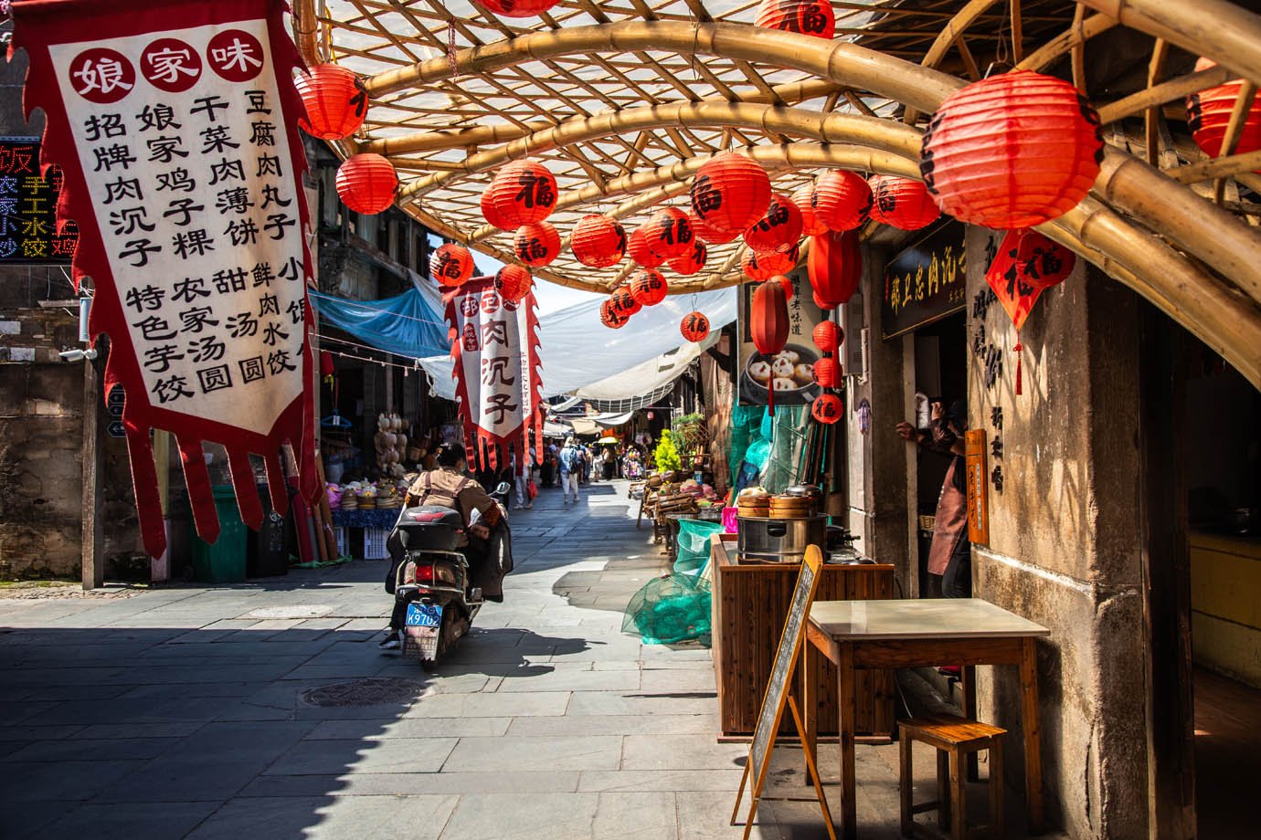 Ruas enfeitadas na cidade milenar de Youbu, em Lanxi