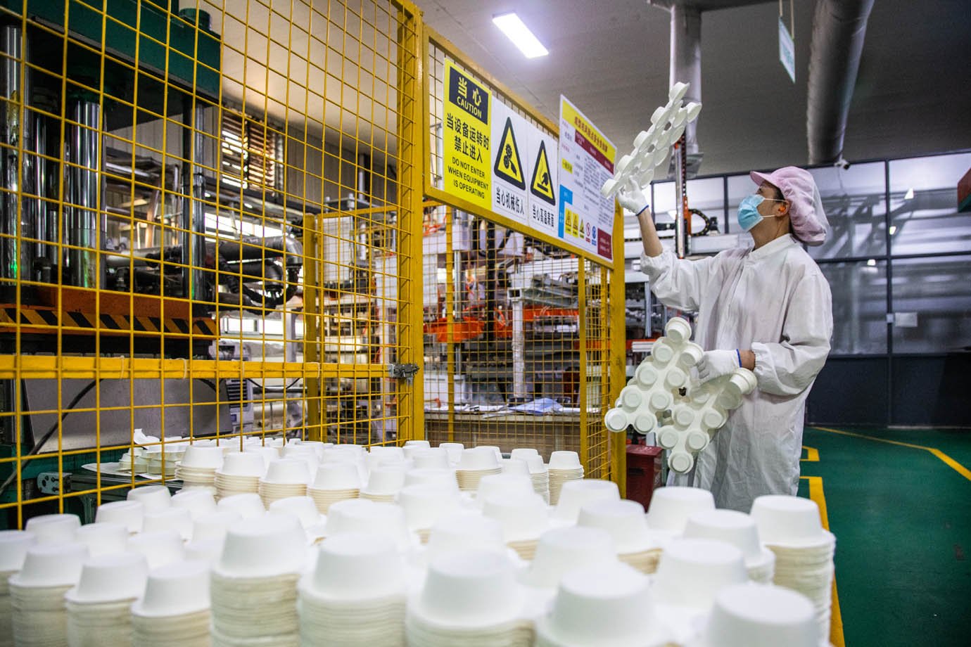 Fábrica de embalagens descartáveis biodegradáveis feita a partir do bagaço de cana: empresa produzirá bilhões de tampas de café para a Starbucks.