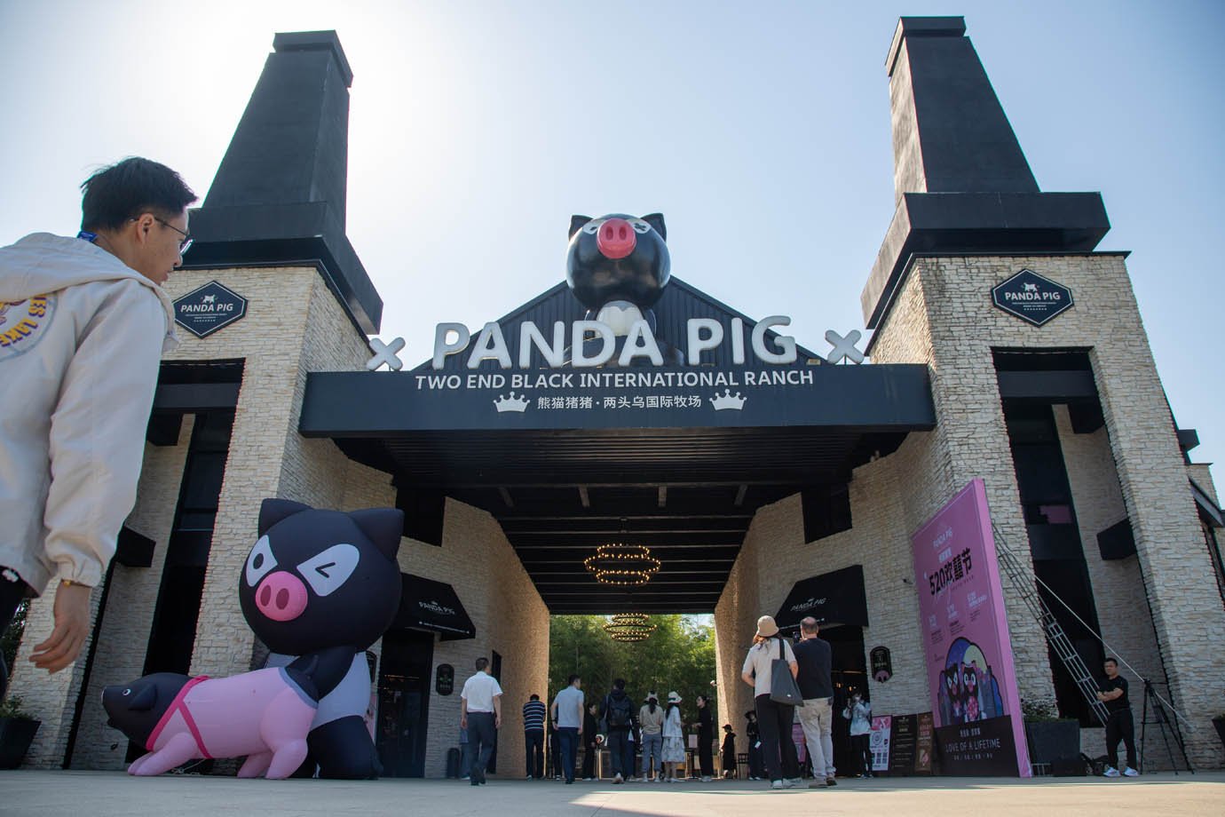 A entrada da Fazenda Internacional do Panda Pig, na China, um complexo de produção, de turismo e educação sobre a raça suína chinesa. O prédio, de inspiração europeia, abriga um museu sobre a criação de porcos na China.