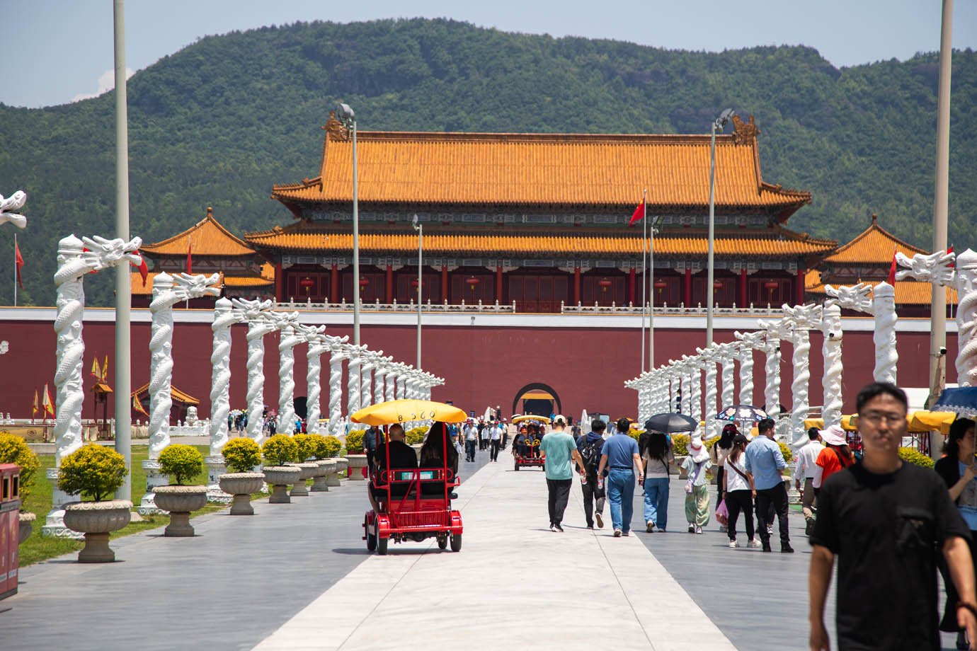 Cidade cenográfica em Hengdian, a "Hollywood Chinesa": nesse caso, uma réplica de mesmo tamanho da Cidade Proibida