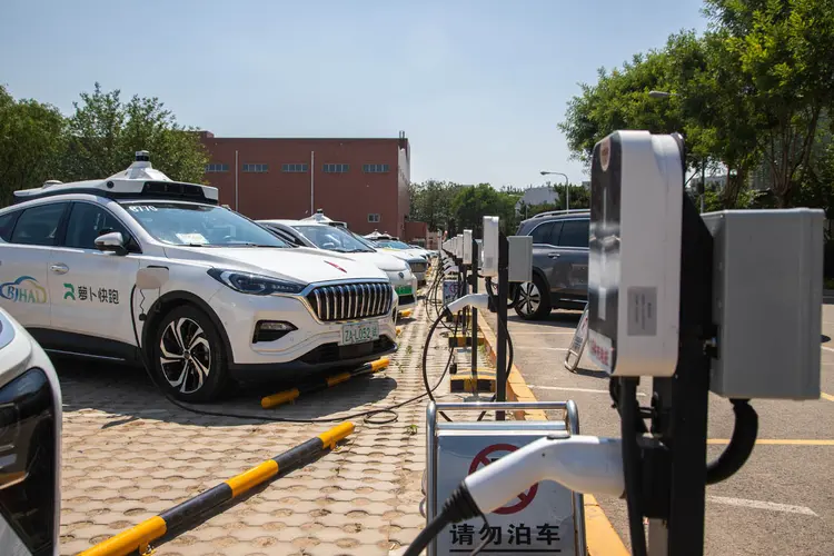 China vem ganhando força no setor de carros elétricos; países tentam reagir (Leandro Fonseca/Exame)