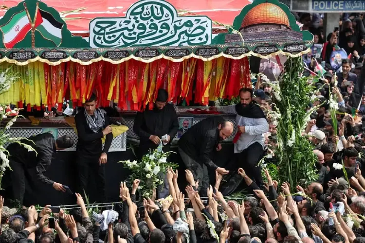 Iranianos participam de procissão fúnebre para o falecido líder do Hamas Ismail Haniyeh, em Teerã (AFP)