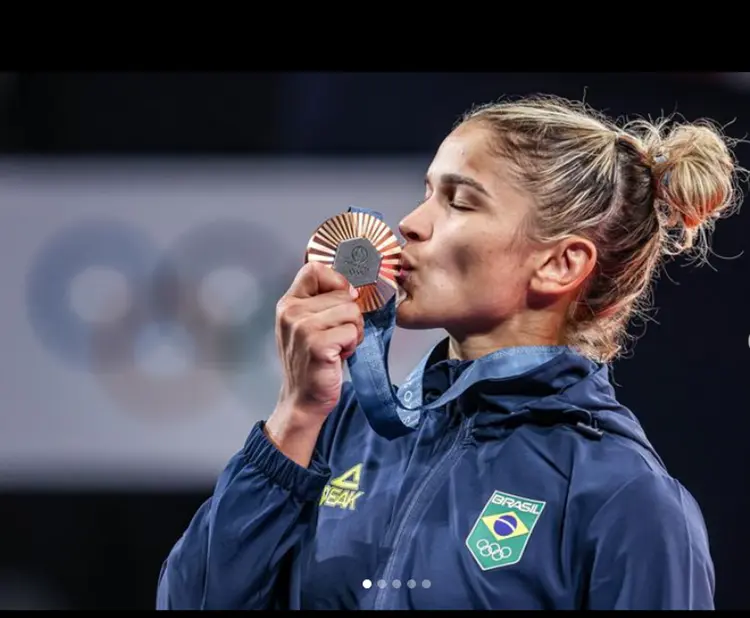 Larissa Pimenta, judoca olímpica: “Independente do talento e esforço, você tem que querer e nunca desistir. O esporte é sacrificante, mas vale a pena pela evolução pessoal e pelo orgulho de superar os desafios" (CBJ Judô / Redes sociais/Reprodução)