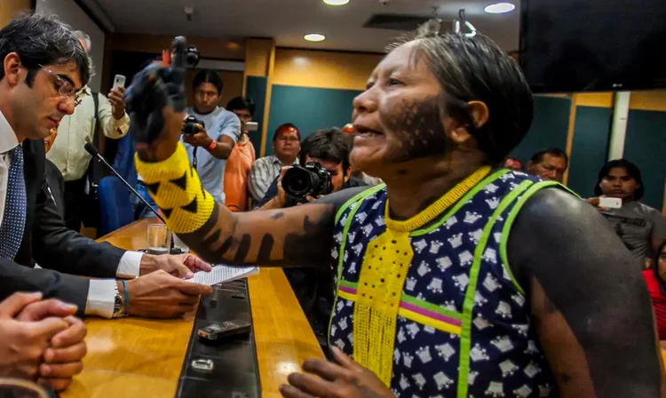 Tuíre ficou conhecida em 1989, durante o 1º Encontro dos Povos Indígenas do Xingu, quando, aos 19 anos, em um ato de resistência contra a construção da usina hidrelétrica de Belo Monte, pressionou um facão contra o rosto do então presidente da Eletronorte, José Antônio Muniz Lopes (Agência Brasil/Agência Brasil)