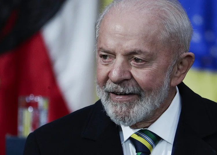 O presidente do Brasil, Luiz Inácio Lula da Silva, fala durante entrevista coletiva conjunta com o presidente do Chile, Gabriel Boric, nesta segunda-feira no palácio La Moneda, em Santiago (Chile) (Elvis González/EFE)