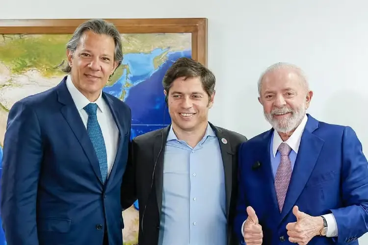 O ministro Fernando Haddad, o governador da província de Buenos Aires, Axel Kicillof, e o presidente Lula  (Ricardo Stuckert/PR/Divulgação)