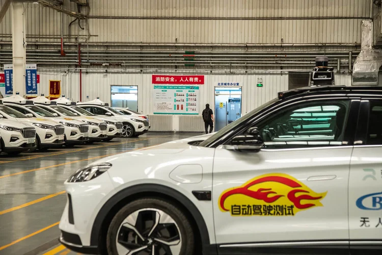 A principal diferença, segundo especialistas, é o modelo de financiamento: enquanto nos Estados Unidos o mercado impulsiona a inovação, na China o governo tem grande participação no avanço da tecnologia (Leandro Fonseca/Exame)