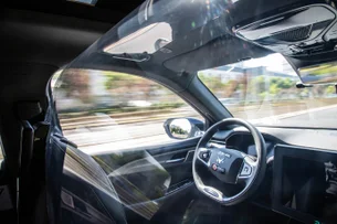 Tesla tenta alcançar concorrentes com táxi robô, mas enfrenta desafios