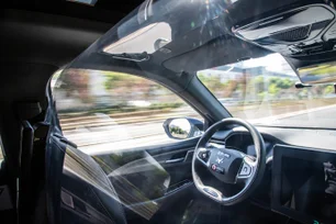 Imagem referente à matéria: Tesla tenta alcançar concorrentes com táxi robô, mas enfrenta desafios