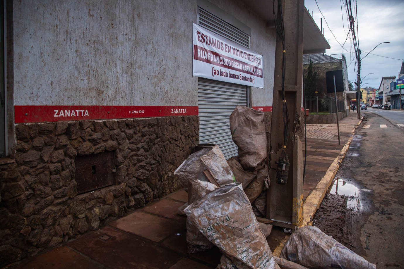 Casas vizinhas ainda estão com as marcas da enchente, que aconteceu há mais de 100 dias