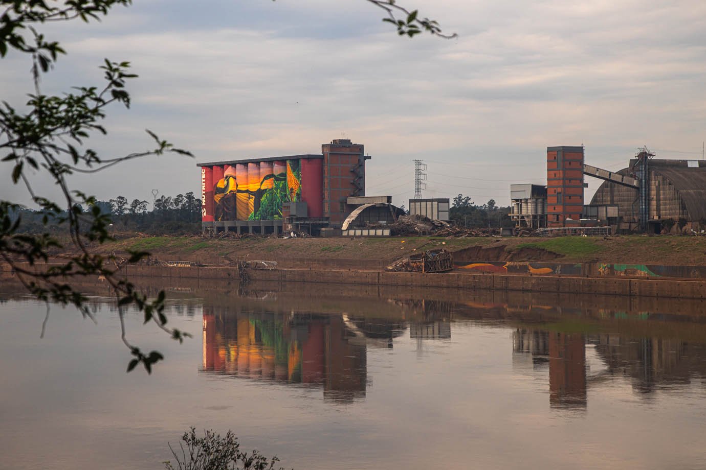 Poucas construções que sobraram às margens do Rio Taquari