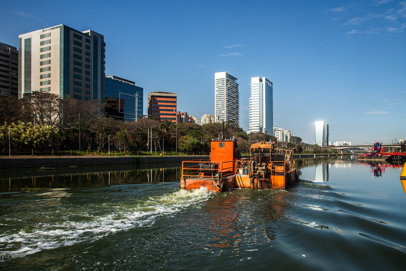 Governo de SP realiza obras no Rio Pinheiros