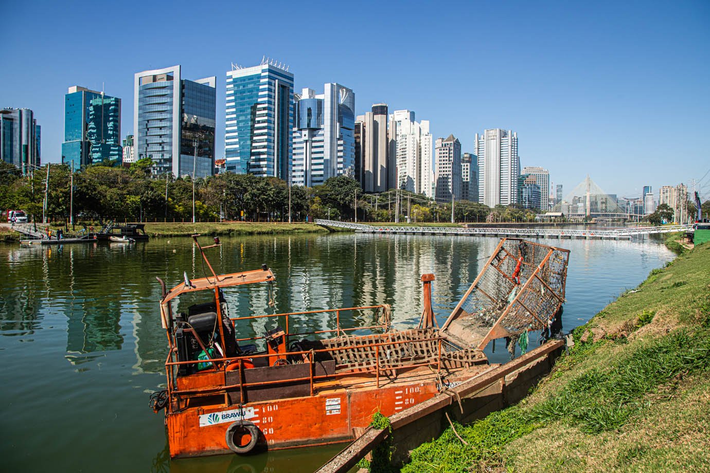 Governo de SP realiza obras no Rio Pinheiros