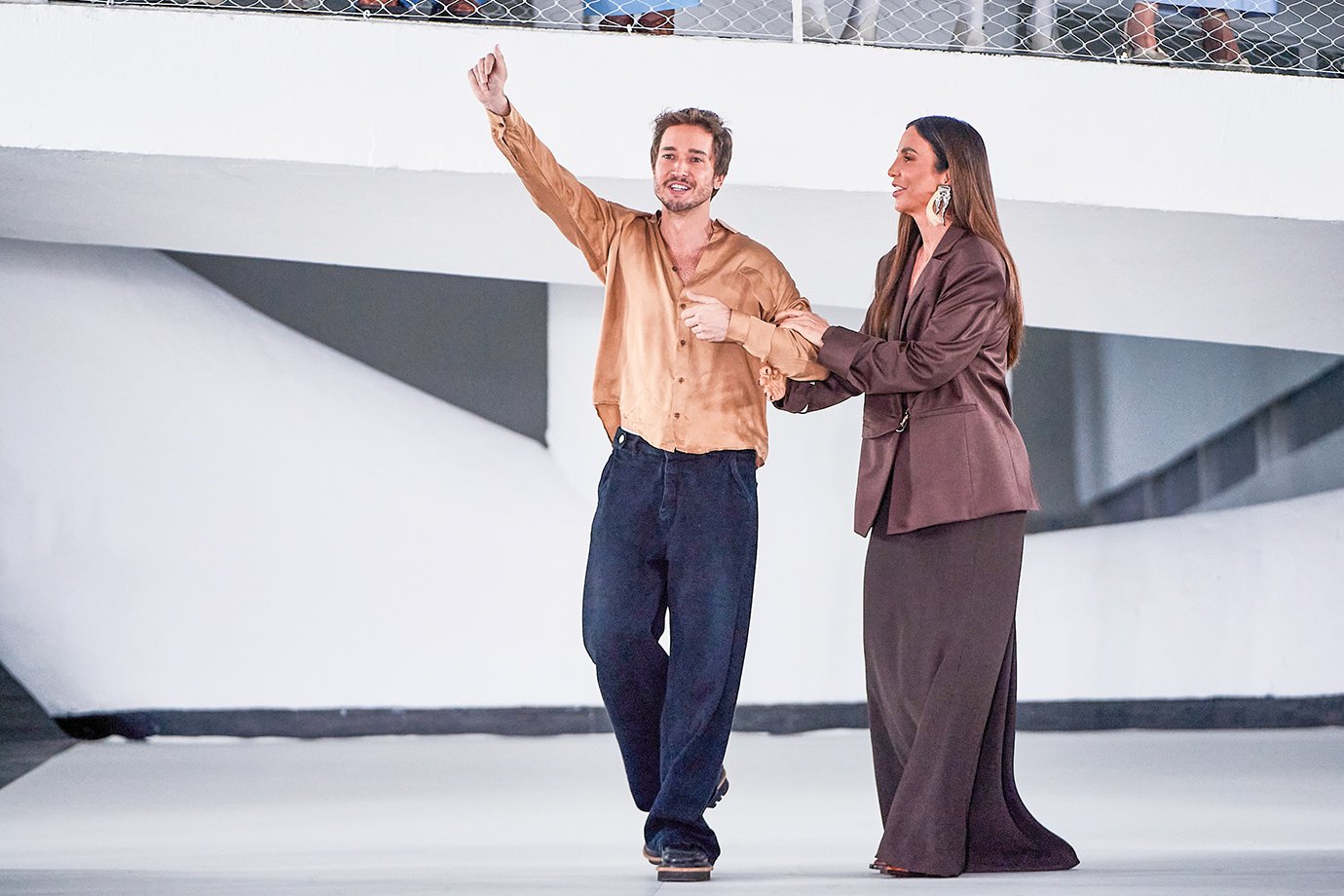 Airon Martin, estilista da Misci, com a cantora Ivete Sangalo, encerrando o desfile da coleção Tenda Tripa, em abril deste ano.