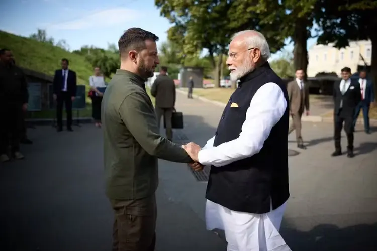 Presidente ucraniano, Volodymyr Zelensky, e o primeiro-ministro indiano, Narendra Modi, apertam as mãos durante seu encontro em Kiev, em meio à invasão russa da Ucrânia  (HANDOUT/UKRAINIAN PRESIDENTIAL PRESS SER/AFP)