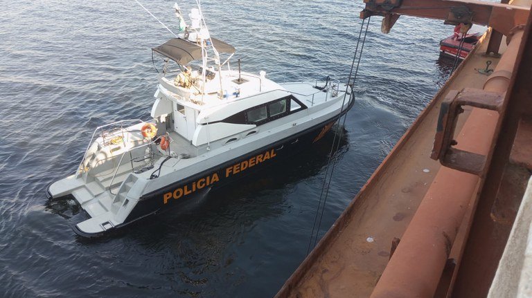 PF resgata imigrantes africanos clandestinos em navio na Baía de Guanabara, no RJ