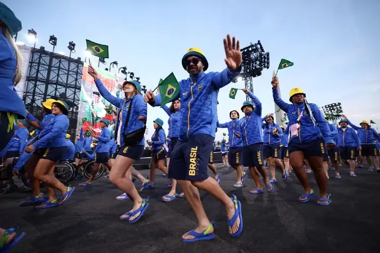 Delegação do Brasil desfila na Place de la Concorde durante a Cerimônia de Abertura dos Jogos Paralímpicos de Paris 2024, em Paris, em 28 de agosto de 2024 ( Franck FIFE/AFP)