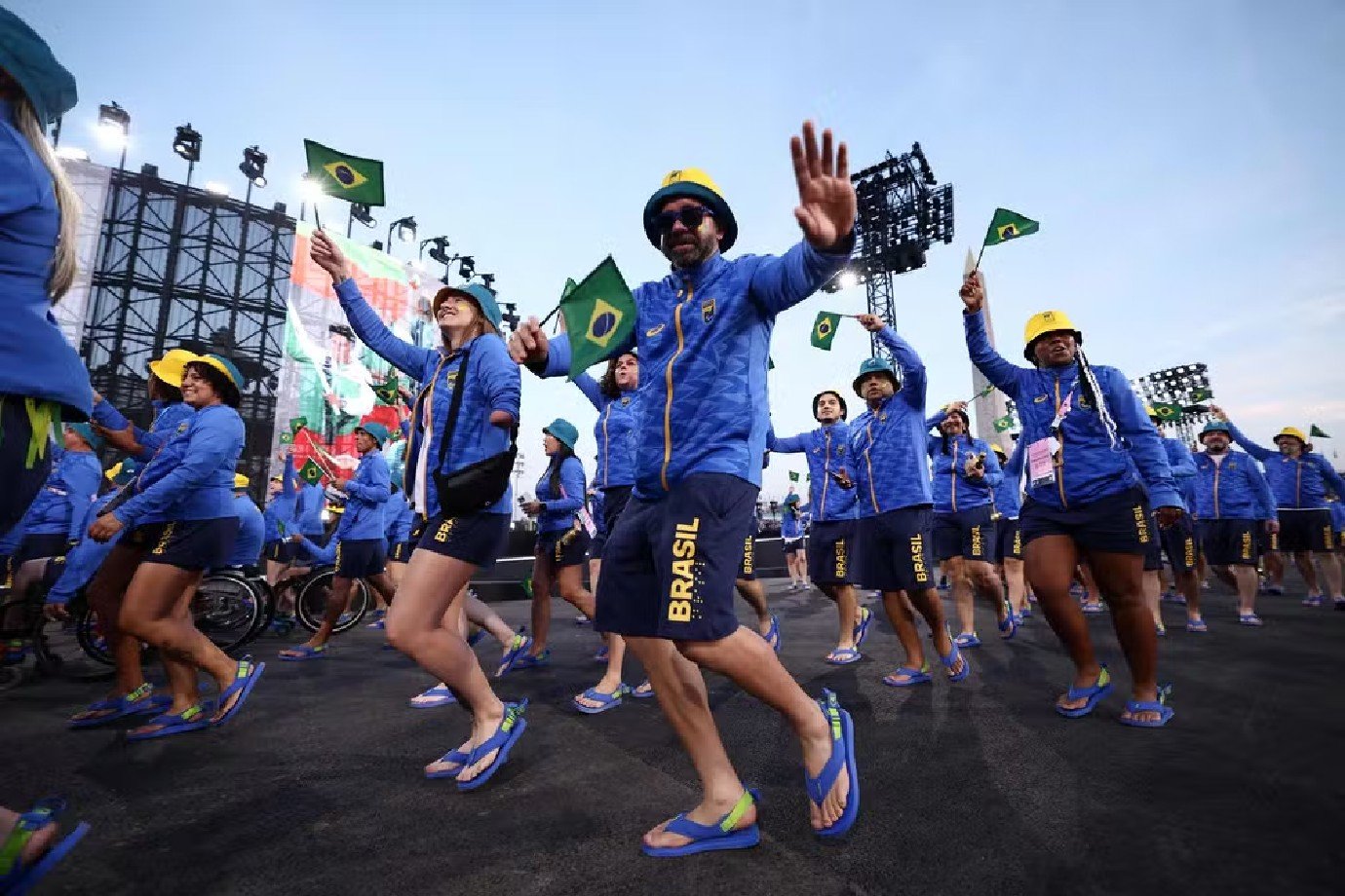 Delegação do Brasil desfila na Place de la Concorde durante a Cerimônia de Abertura dos Jogos Paralímpicos de Paris 2024, em Paris, em 28 de agosto de 2024