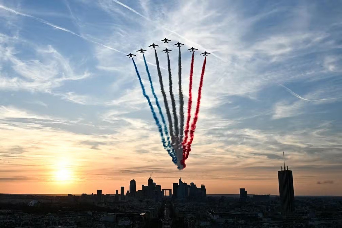 Show da Patrulha Acrobática Francesa que coloriu o céú de Paris com as cores da bandeira da França