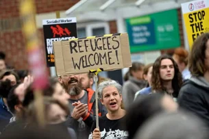 Manifestantes antirracistas tomam as ruas do Reino Unido após ameaça de protestos da extrema direita