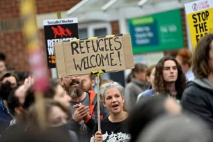 Imagem referente à matéria: Manifestantes antirracistas tomam as ruas do Reino Unido após ameaça de protestos da extrema direita