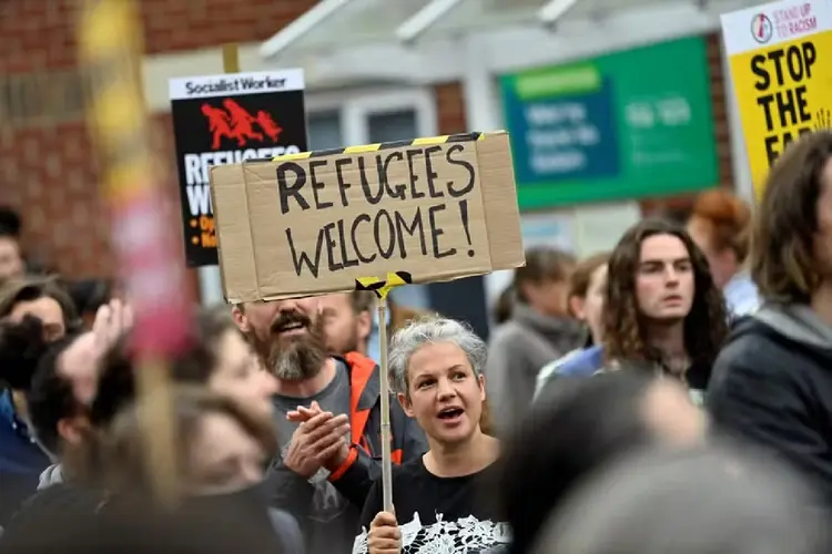 Protestos pró-imigração no Reino Unido (AFP)