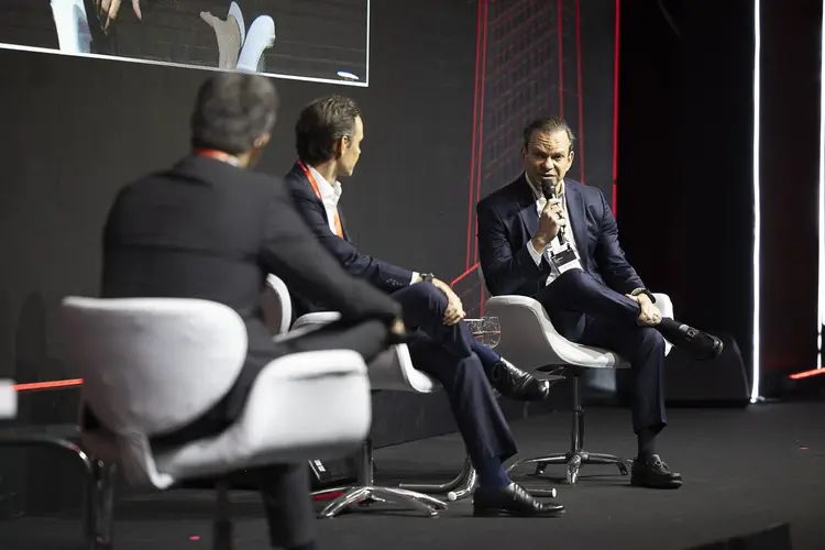 25ª Conferência Anual do Santander: Roberto Sallouti, do BTG Pactual (à direita), em painel com Mario Leão (centro) e mediação de Carlos André (esquerda), do Santander Brasil (Santander Brasil/Divulgação)