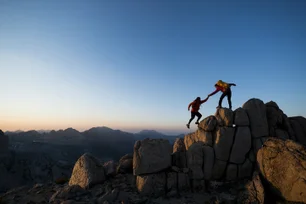 Imagem referente à matéria: O que é o Movimento Give Back e a Pirâmide de Maslow? E o que os dois têm a ver com mentorias?  