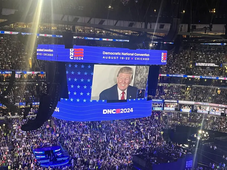 Telão exibe vídeo de Donald Trump na Convenção Democrata, em Chicago (Rafael Balago/Exame)