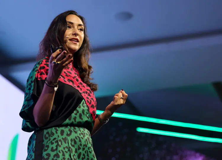 Moojan Asghari, da Women in AI: destaque urgência por esforços contínuos para garantir que o futuro da IA seja inclusivo e ético