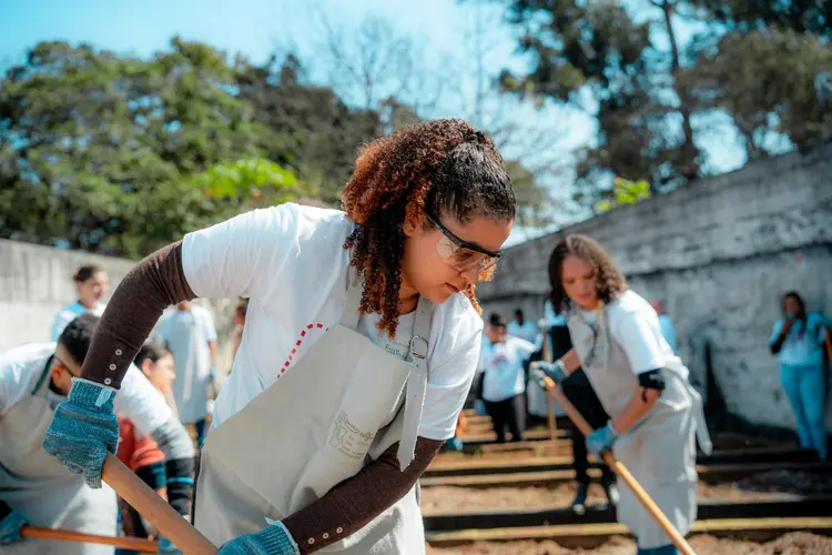 Ação realizada na Instituição ABCD Nossa Casa, em São Paulo, com a revitalização de toda a área externa da instituição, incluindo o plantio de uma horta e a limpeza do jardim (Grupo CCR/Divulgação)