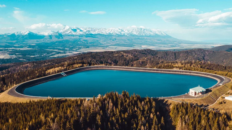 Visão aérea da usina reversível de Cierny Vah, na Eslováquia. (wirestock/envato)