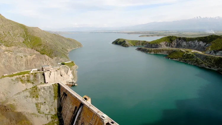 Vista aérea de uma usina hidrelétrica 