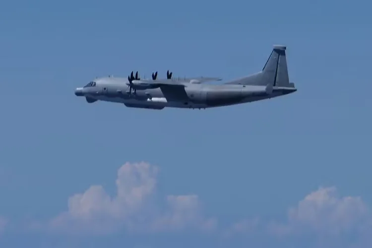 Avião chinês que teria cruzado o espaço aéro do Japão, de acordo com o Minstério da Defesa do país (Handout / Ministério da Defesa do Japão/AFP)