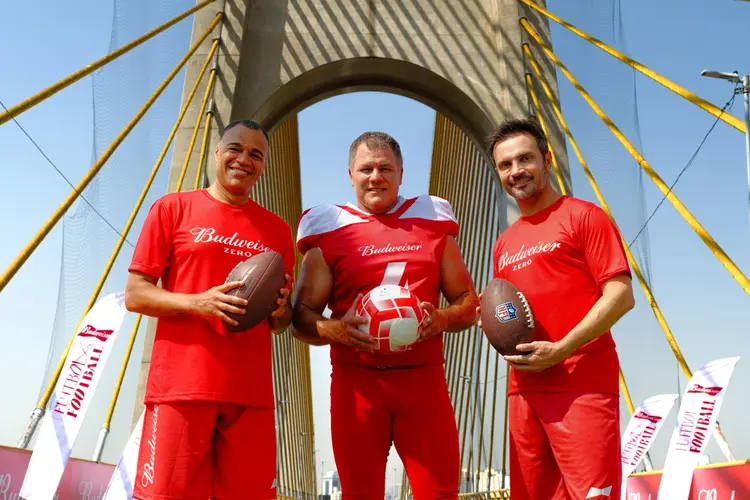 Denílson, Adam Vinatieri e Falcão em ação da Budweiser, patrocinadora global da NFL (Guido Argel)