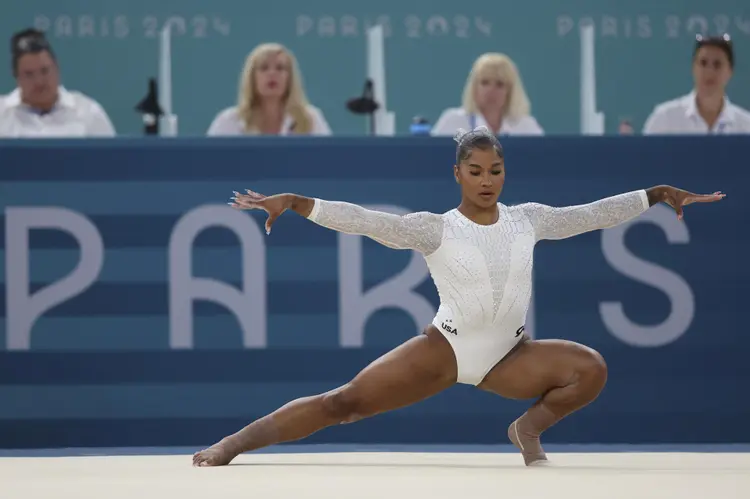 CAS e Federação internacional de ginástica definiram que Jordan Chiles precisa devolver medalha de bronze do solo. (Miguel Gutiérrez/EFE)