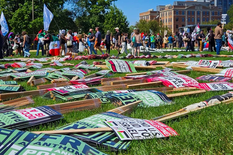 Protesto em Chicago, nos EUA: manifestantes contra o apoio americano a Israel no conflito com Gaza protestam ao lado do local que receberá a Convenção Democrata (Luciano Pádua/Exame)