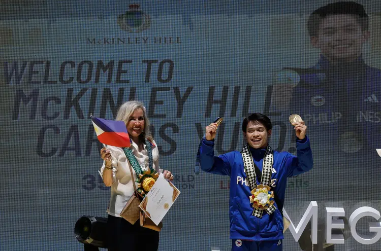 Carlos Yulo foi recebido como herói nas Filipinas. Ginasta conquistou duas medalhas de ouro em Paris. (ROLEX DELA PENA/EFE)