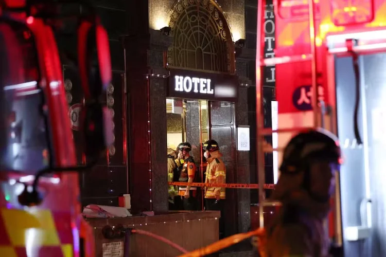 Bombeiros na entrada de hotel após um incêndio, em Bucheon, nos arredores de Seul (YONHAP/AFP)