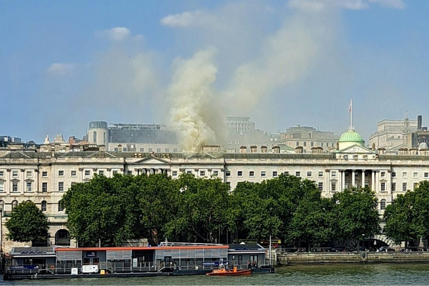 Bombeiros combatem incêndio em edifício icônico de Londres às margens do rio Tâmisa