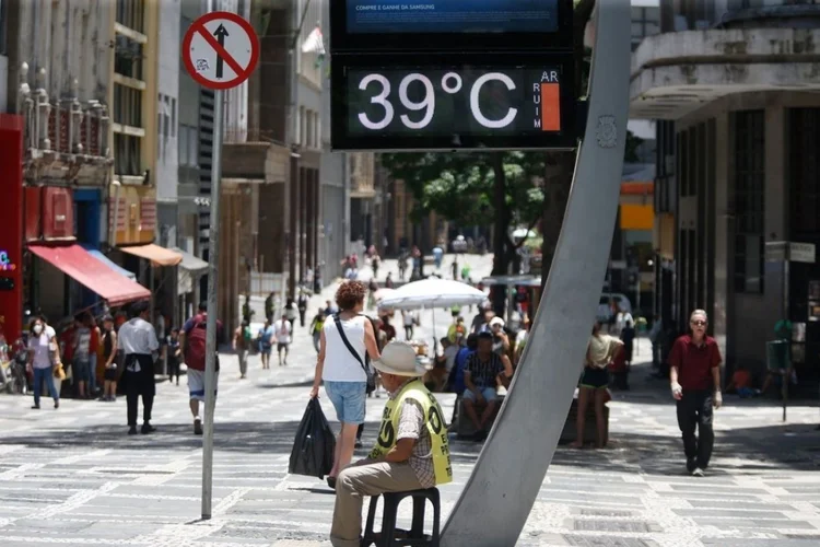 O calor elevado intensifica o uso de equipamentos de refrigeração, gerando uma demanda maior de energia elétrica (Paulo Pinto/Agência Brasil)