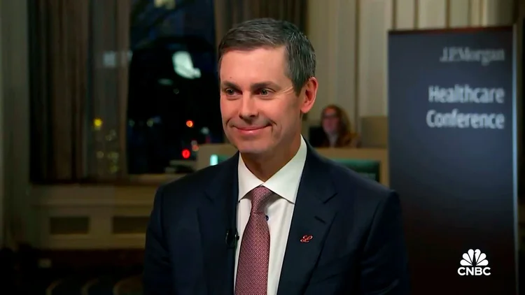 David Ricks, CEO da Eli Lilly, usa sistemas de IA em todas as reuniões para tirar dúvidas científicas em tempo real (CNBC/YouTube/Reprodução)