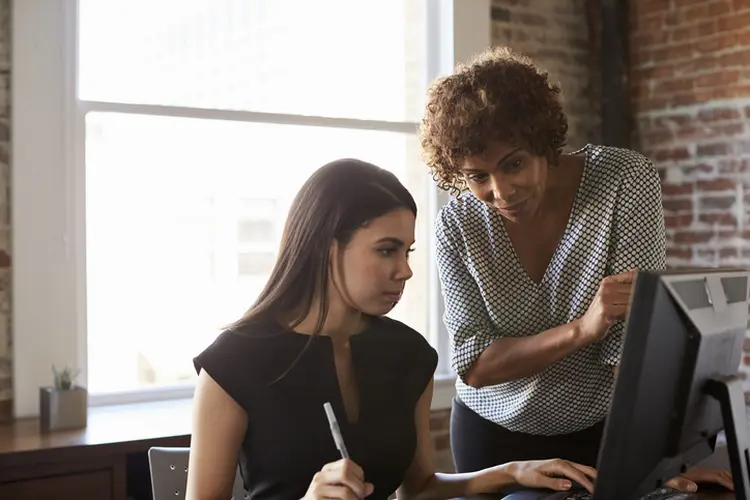 Para chegar até a liderança, o foco também deve ser o trabalho em conjunto (monkeybusinessimages/Getty Images)