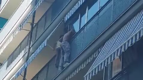 Brasileiro salva criança que se pendurou em varanda de apartamento no 2º andar na Espanha