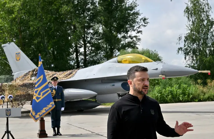 O presidente ucraniano Volodimir Zelensky: em discurso à imprensa em frente a um caça F-16 em um local não revelado, em 4 de agosto de 2024