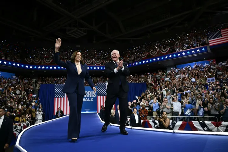 A vice-presidente dos EUA e candidata presidencial democrata de 2024, Kamala Harris, e seu companheiro de chapa, o governador de Minnesota, Tim Walz, durante um comício na Temple University, na Filadélfia, Pensilvânia, em 6 de agosto de 2024 (AFP)