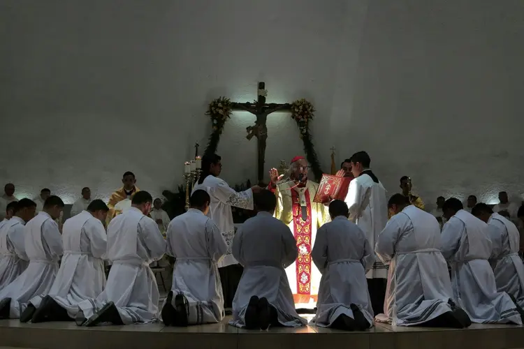 O Cardeal Leopoldo Brenes celebra missa para novos diáconos na Catedral Metropolitana de Manágua, Nicarágua (AFP)