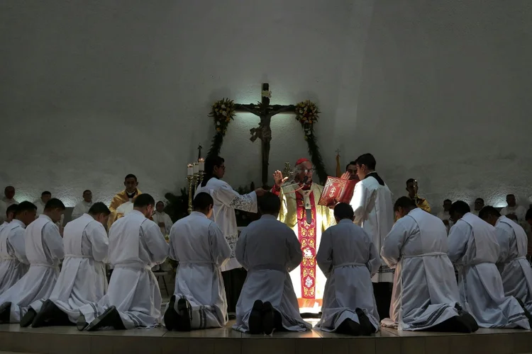 O Cardeal Leopoldo Brenes celebra missa para novos diáconos na Catedral Metropolitana de Manágua, Nicarágua (AFP)